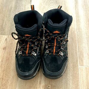 High Sierra size 2 kids hiking boots in black